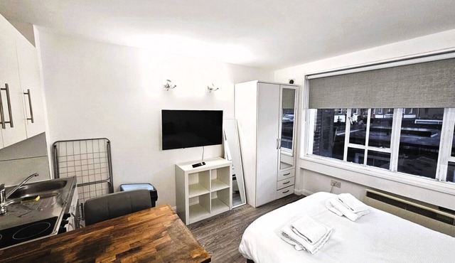 Light Studio with fully-equipped kitchenette close to Hyde Park
