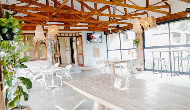 Lighthouse Guesthouse & Cafe
