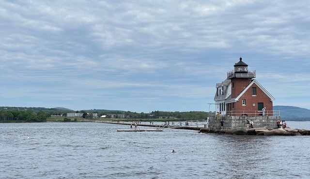 Lighthouse Lookout – Waterfront Cottage for Two with Harbor & Lighthouse Views
