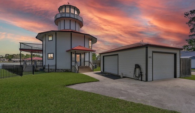 Lighthouse Views & Lake Vibes – 4BR Retreat in Livingston, TX