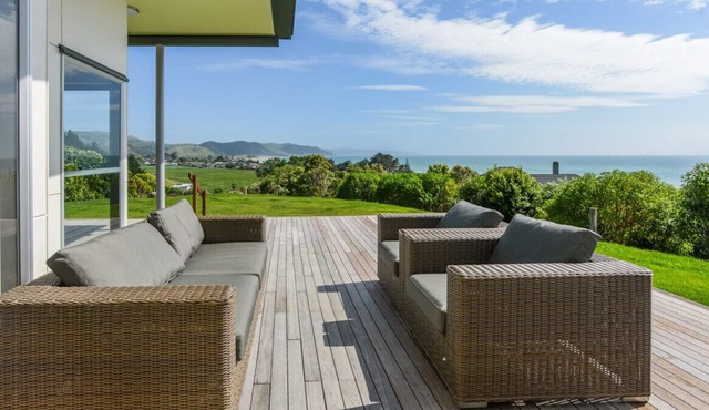 Lightning Ridge Retreat - Waimarama Holiday Home