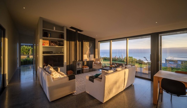Lightning Ridge Views - Waimarama Holiday Home