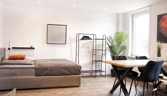 LIGHTPLACE Größere Gruppen 4 Einzelzimmer Boxspring Smart TV Biergarten Restaurant