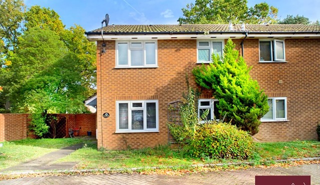 Lightwater - 1 Bedroom Terrace House