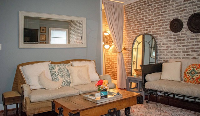 Lil' Ms. Clementine 2-bedroom home in Historic District with Golfcart option