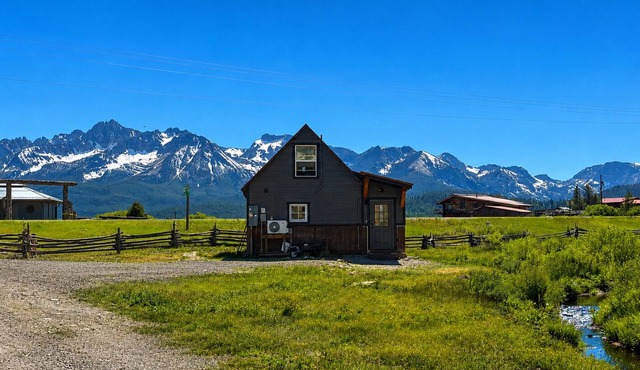 Lil’ Rustic Cabin with VIEWS! of the Sawtooth Mtns