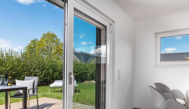 Lille sort hus - terrace, garden furniture, barbecue, shower room, parking space