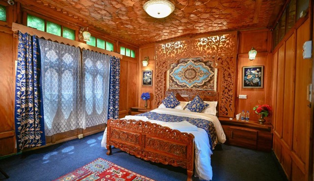 Lily Houseboat