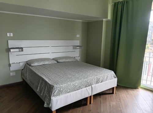 Linate Home Suite - onsite secure parking and 10 minutes by walk from-to airport - con parcheggio sorvegliato e a 10 minuti a piedi da per aeroporto