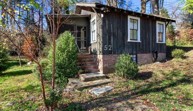 Lingerlong Cottage on Downtown Brevard's Most beautiful property!