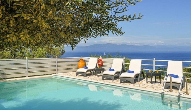 Lioniskari Seaviews - Paxoi's Private Pool Oasis
