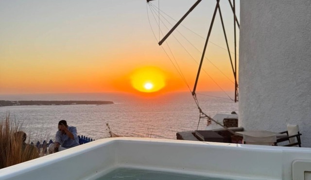 Lioyerma Windmill Villa With Outdoor Hot Tub
