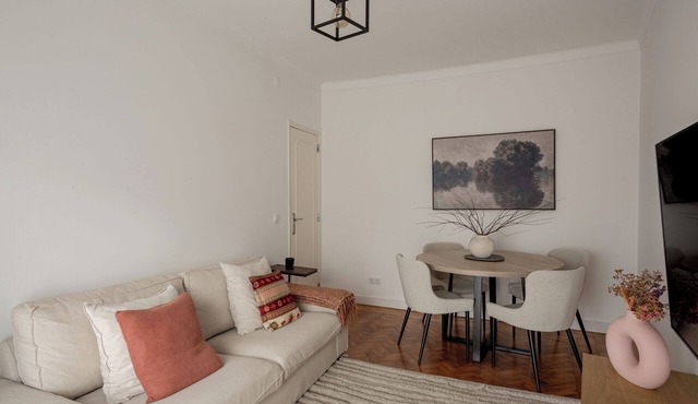 Lisbon Riverside Retreat – 2BR in Almada