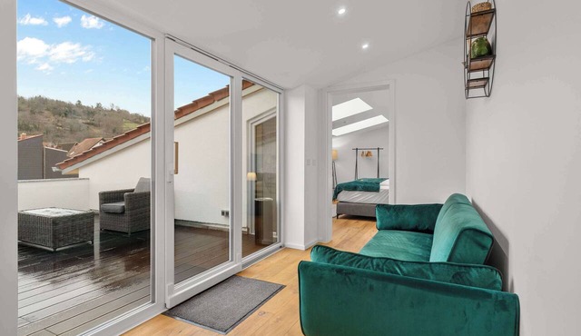 LiT LiVING: Luxus |Box SprIng|Parking|Terrace|3 BR