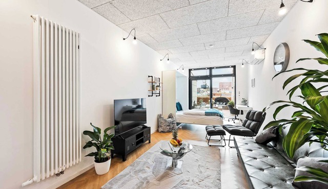 LiT LiVING: LuxusLoft | Box SprIng | Air Con | BBQ