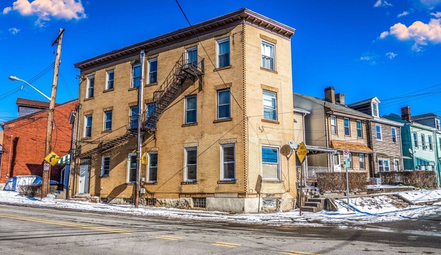 Little Italy Lodge-2 Bedroom Stay in Bloomfield