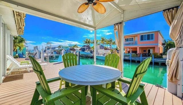 Little Key Lime 2 bedroom 1 bath Conch house with 2 kayaks, 3 bikes, 51 Ft of Dockage