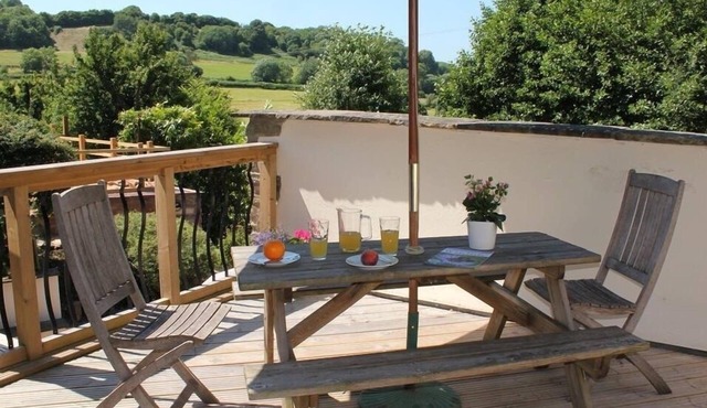 LITTLE MILLEND, pet friendly, with hot tub in Coleford