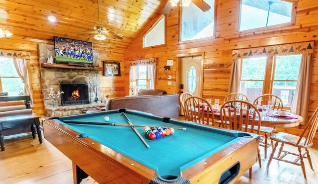 Little Sugar Camp: Pet Friendly, Free Attraction Tickets, Hot Tub, & Pool Table