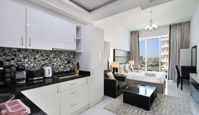 Livbnb-Sleek Modern Studio with Balcony, Dubai Sports City