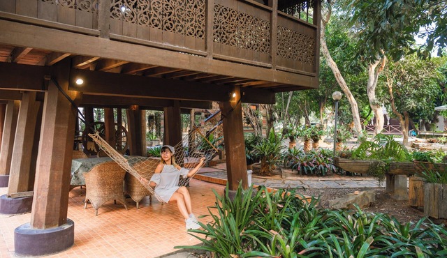"Live like a Local" Wooden House