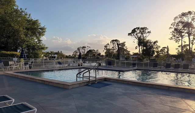 LIVE THE FLORIDA LIFESTYLE – 2 BedBath in Beautiful Gated Golf Community