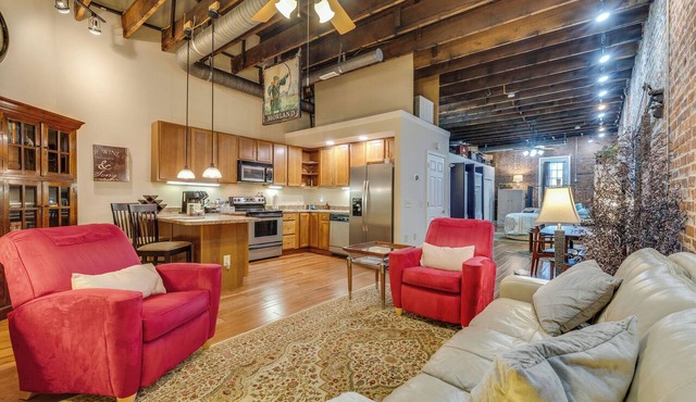 LiveLike a LocalLoft, DowntownBristol Free Parking