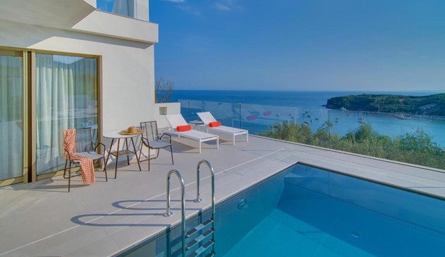 LIVINGHOME SUITES