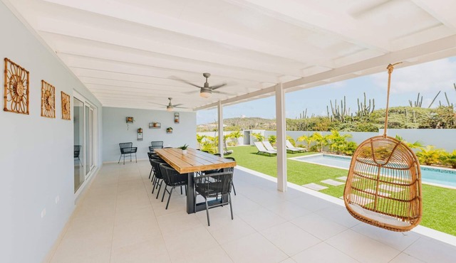 Local Vibes, Big Pool, Expansive Patio, 10 guests