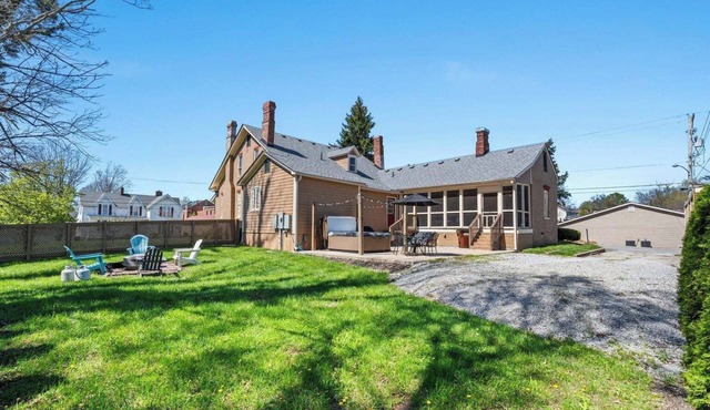 Locally Owned Historic Pope House: BRBNTrail FunZone! 3900sqft! Hottub! Fishing!