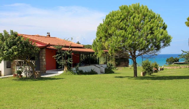 Located directly on the beach, beautiful garden, sea view, wifi | holiday house