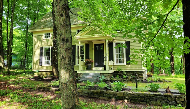 Located in the beautiful Heldebergs, This is a cute little house you will love.
