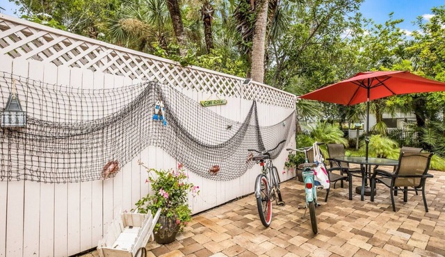 Location 1 Bdrm Cottage 1 Block from Beach and 2 Blocks from Siesta Village