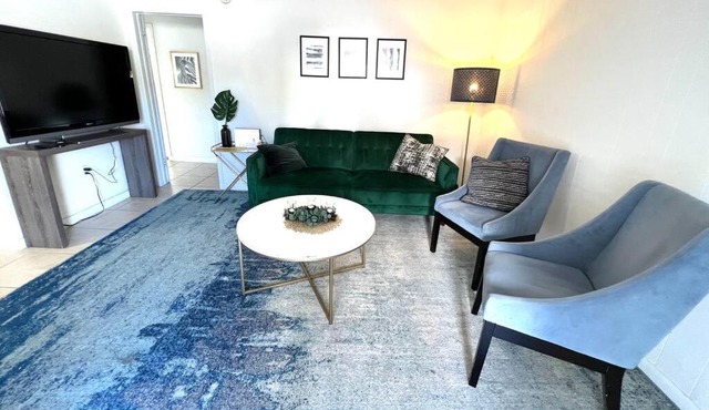 LOCATION! Apartment in Coconut Grove with parking