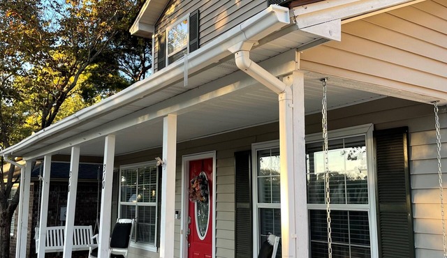 LOCATION! Between Downtown Savannah & Tybee