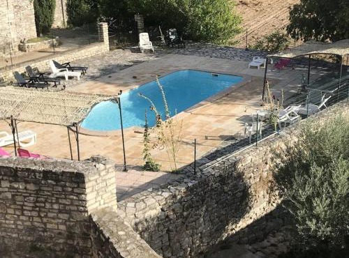 Location chaleureuse à Orgnac-l'Aven avec piscine partagée