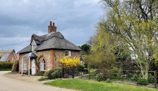 Location Location! Beautiful country estate cottage, great walking, pet friendly