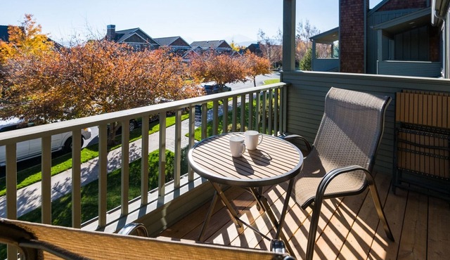 Location! Location! Escape to this beautiful air conditioned, pet friendly