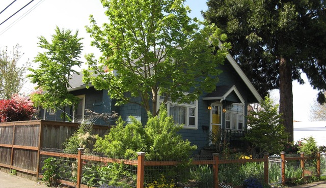 Location! Location! Location! Easy access to everything Eugene, arts to outdoors