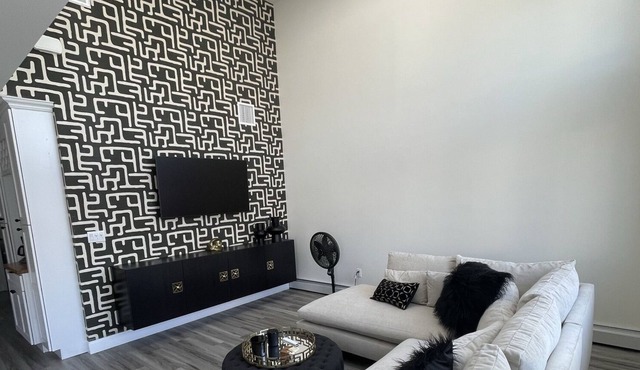 Location! Walking distance to the most beautiful beach and all great bars!