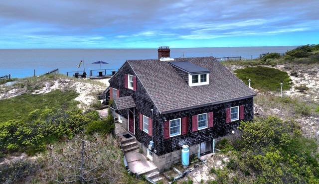 Location! Waterfront- Beachfront Cottage on Ryder Beach