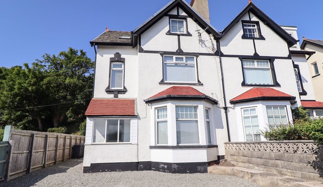 LODESTAR, pet friendly, country holiday cottage in Deganwy