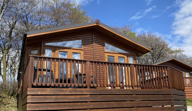 LODGE 10, CEDAR LODGE PARK, pet friendly, with a garden in Tavistock