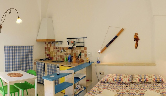 Lodge Scirocco for 2 p with kitchen, in Masseria with shared pool in Salento