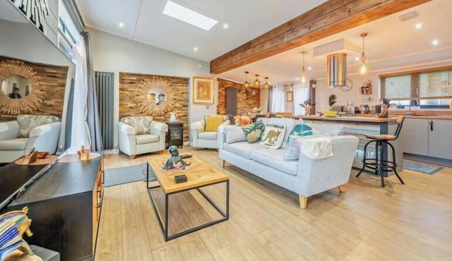Lodge Sleeps 6 with Indoor Pool & Parking