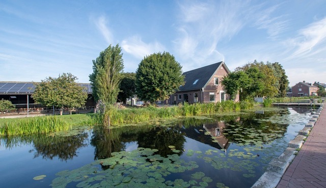 Lodging 3: Spacious and luxurious 4 to 6 person apartment.