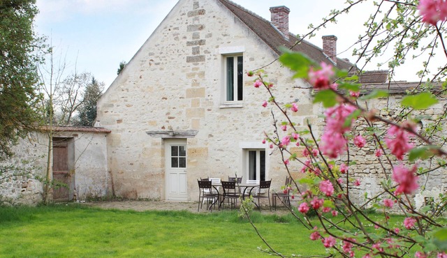 Lodging restored in a contemporain way, in a vast typical farm of Vexin