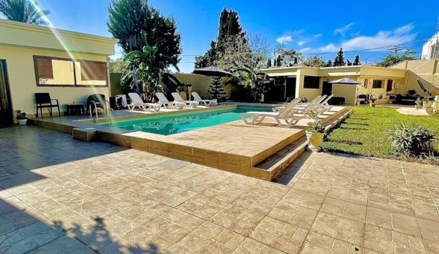 Lodging with panoramic views on the edge of a lawn garden and swimming pool