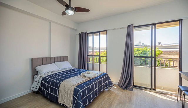 Loft com smart lock e varanda no Bresser