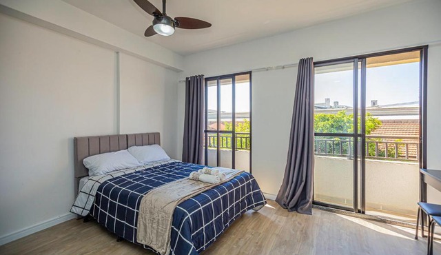 Loft com smart lock e varanda no Bresser